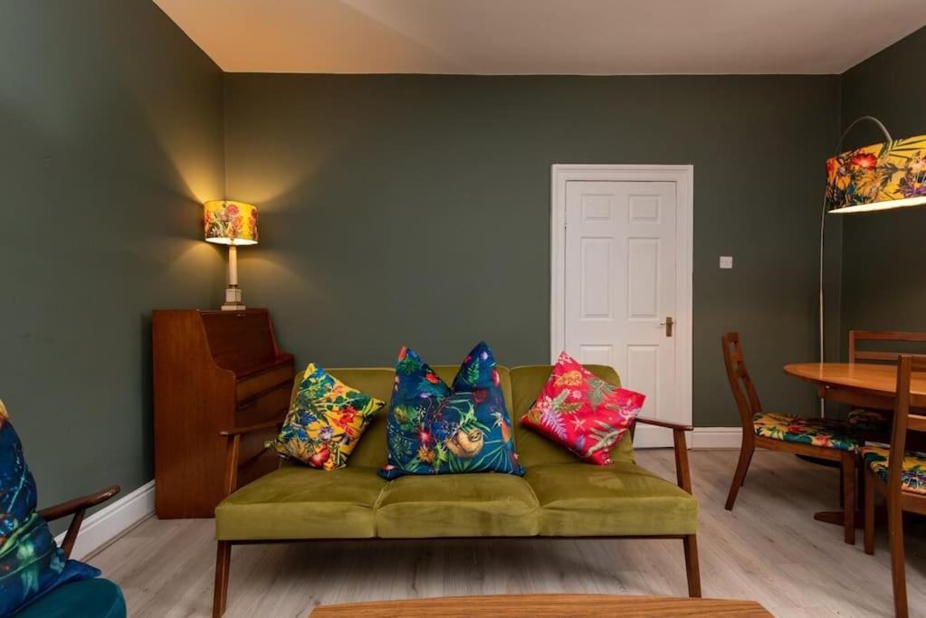 Peaceful Home From Home - Spacious 3 Bedroom House Accommodating 7 - Ideal For Families And Workers غيتْسْهيد المظهر الخارجي الصورة