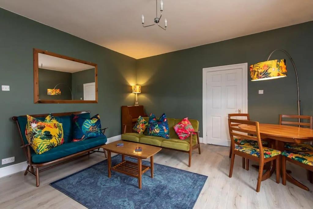 Peaceful Home From Home - Spacious 3 Bedroom House Accommodating 7 - Ideal For Families And Workers غيتْسْهيد المظهر الخارجي الصورة