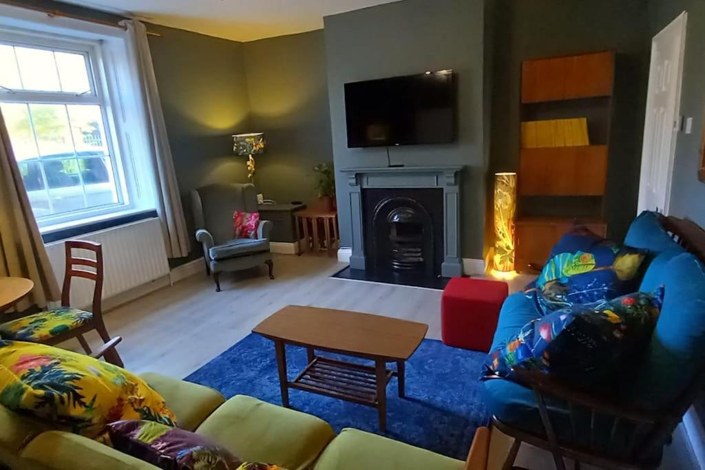 Peaceful Home From Home - Spacious 3 Bedroom House Accommodating 7 - Ideal For Families And Workers غيتْسْهيد المظهر الخارجي الصورة